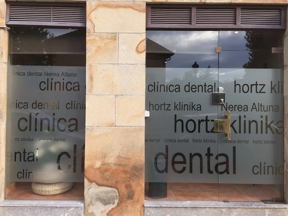 Entrada acristalada de la clínica dental de Nerea Altuna en Elorrio
