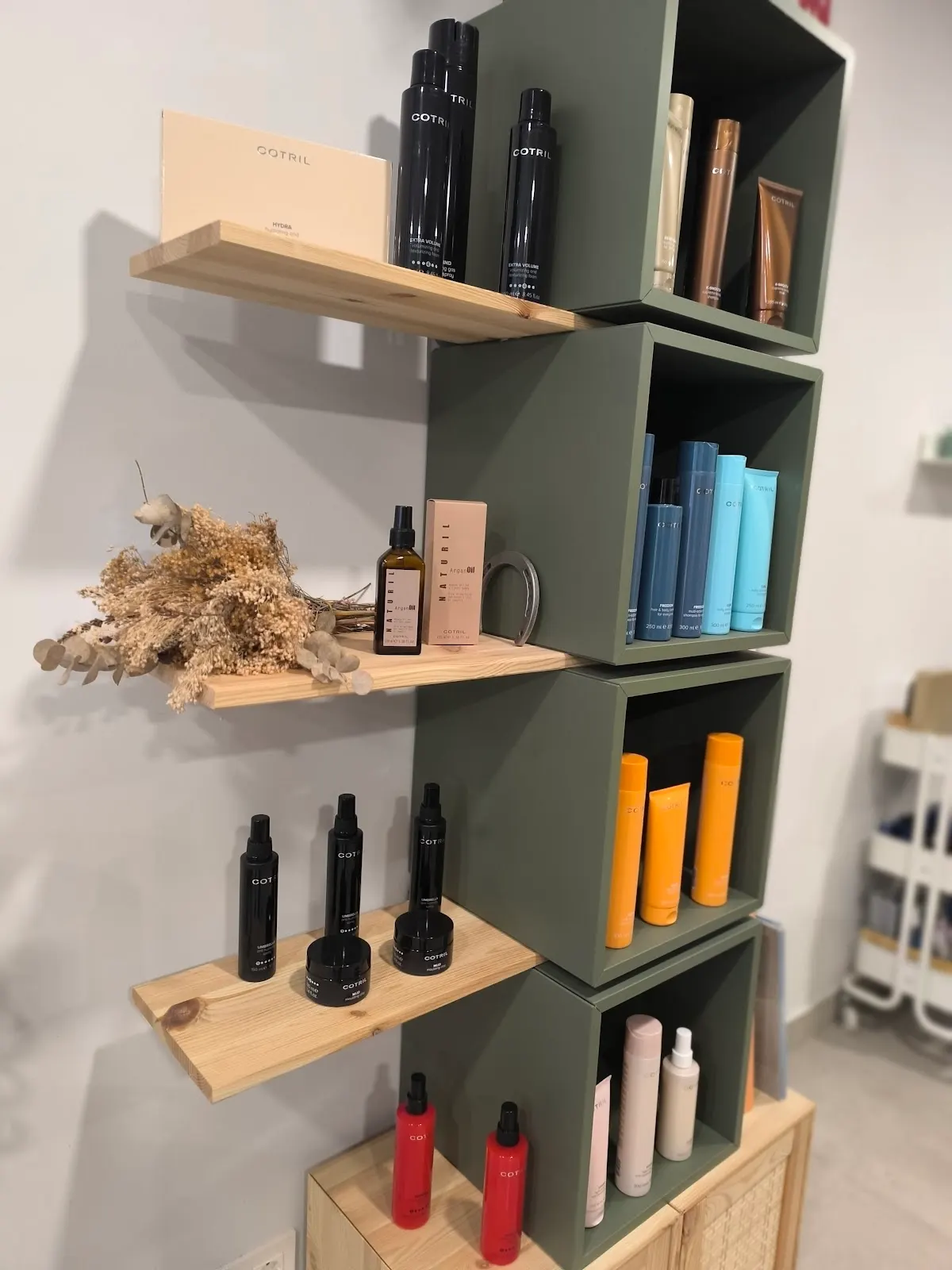 Estantería con productos capilares en Corto & Cambio