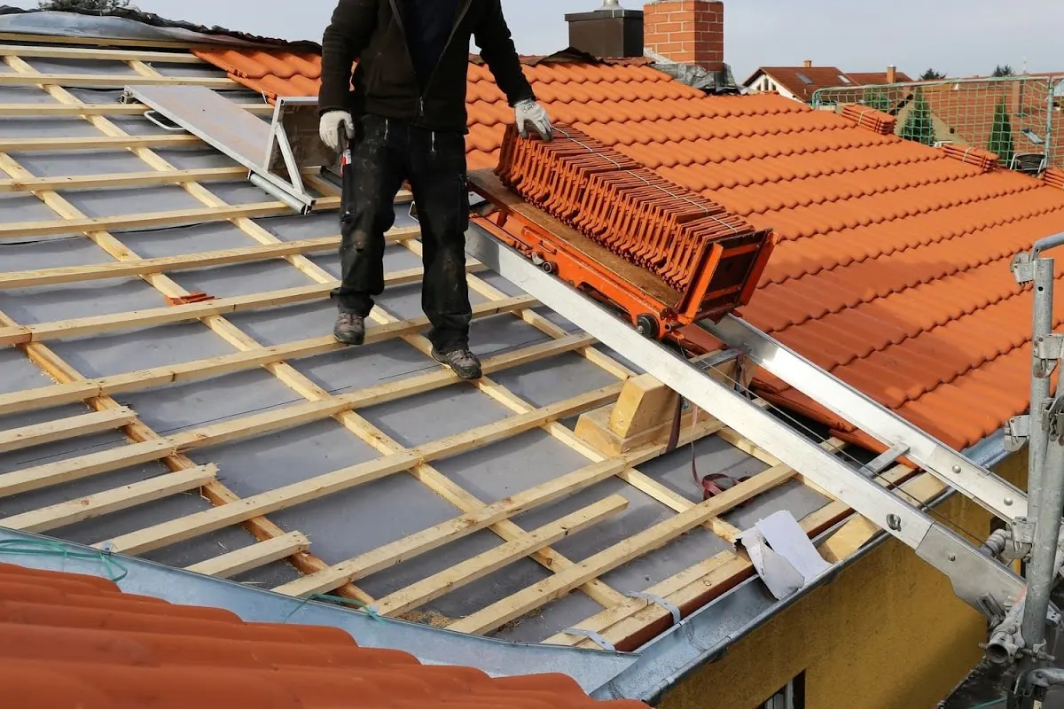 Cubiertas Astola trabaja en la estructura de un tejado antes de colocar las tejas.