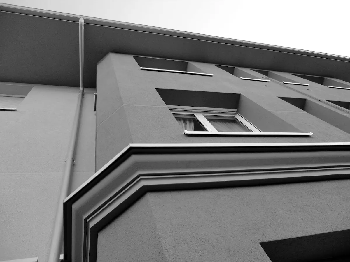 Fachada de un edificio con rótulo de D3 Arquitectos
