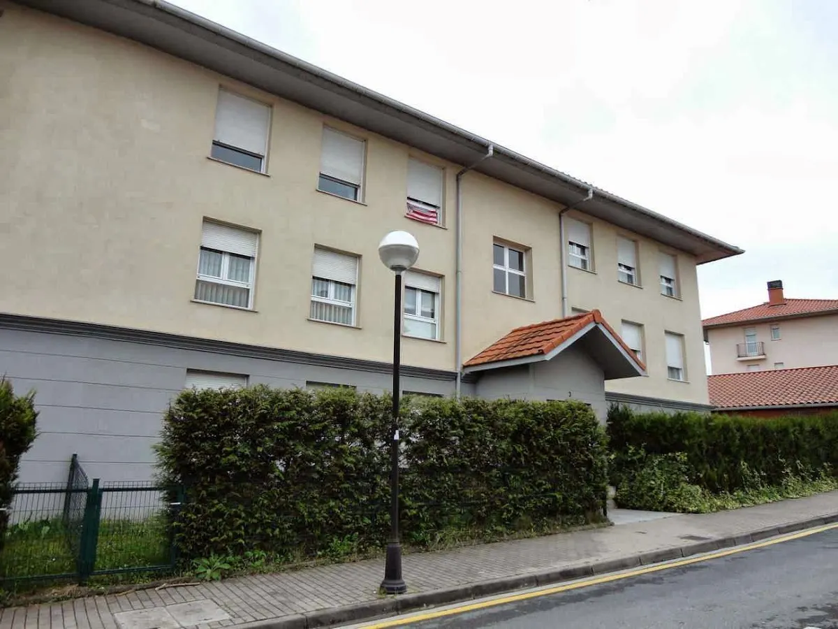 Edificio residencial con jardín y cerramiento