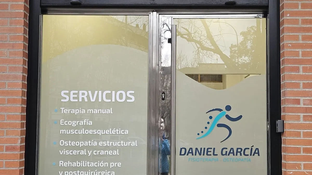 Entrada de Daniel García Fisioterapia-Osteopatía en Durango, con los servicios indicados en la puerta.
