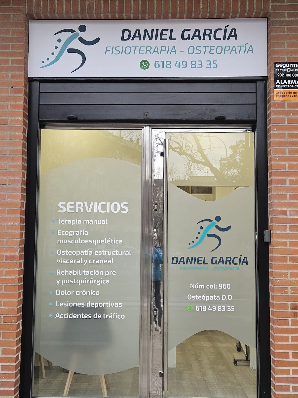 Rótulo de Daniel García Fisioterapia-Osteopatía sobre la entrada de la consulta en Durango.