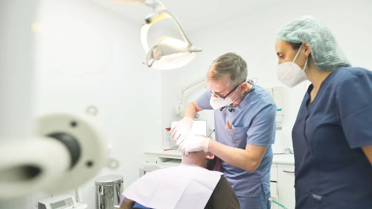 Profesional de Deocare Hortz Klinika atiende a un paciente en el gabinete dental