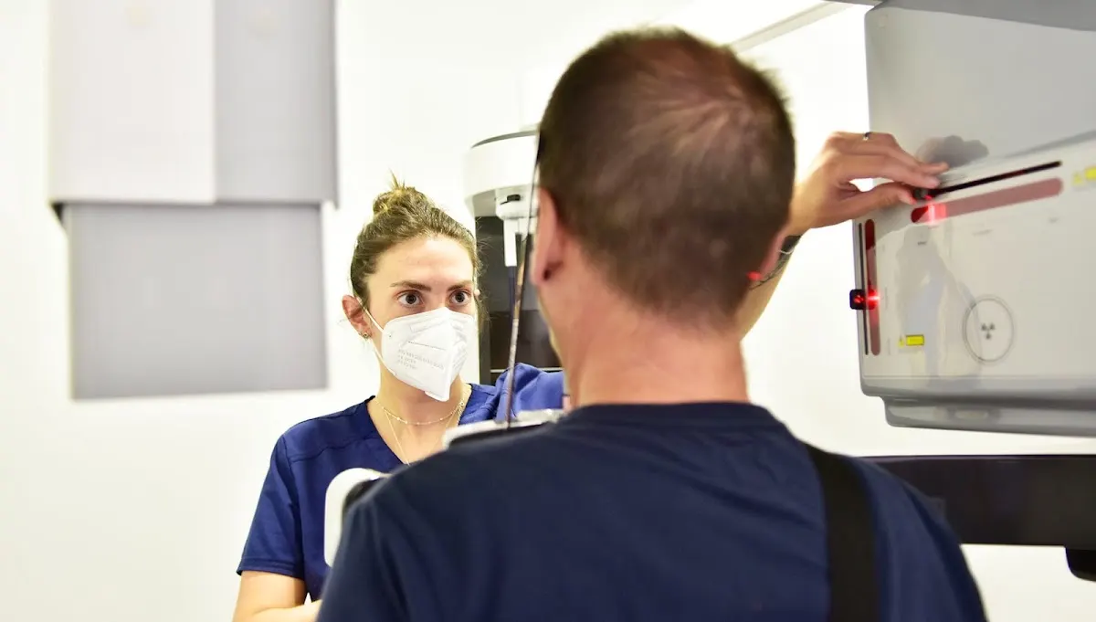Profesional de Deocare Hortz Klinika prepara una radiografía dental a un paciente