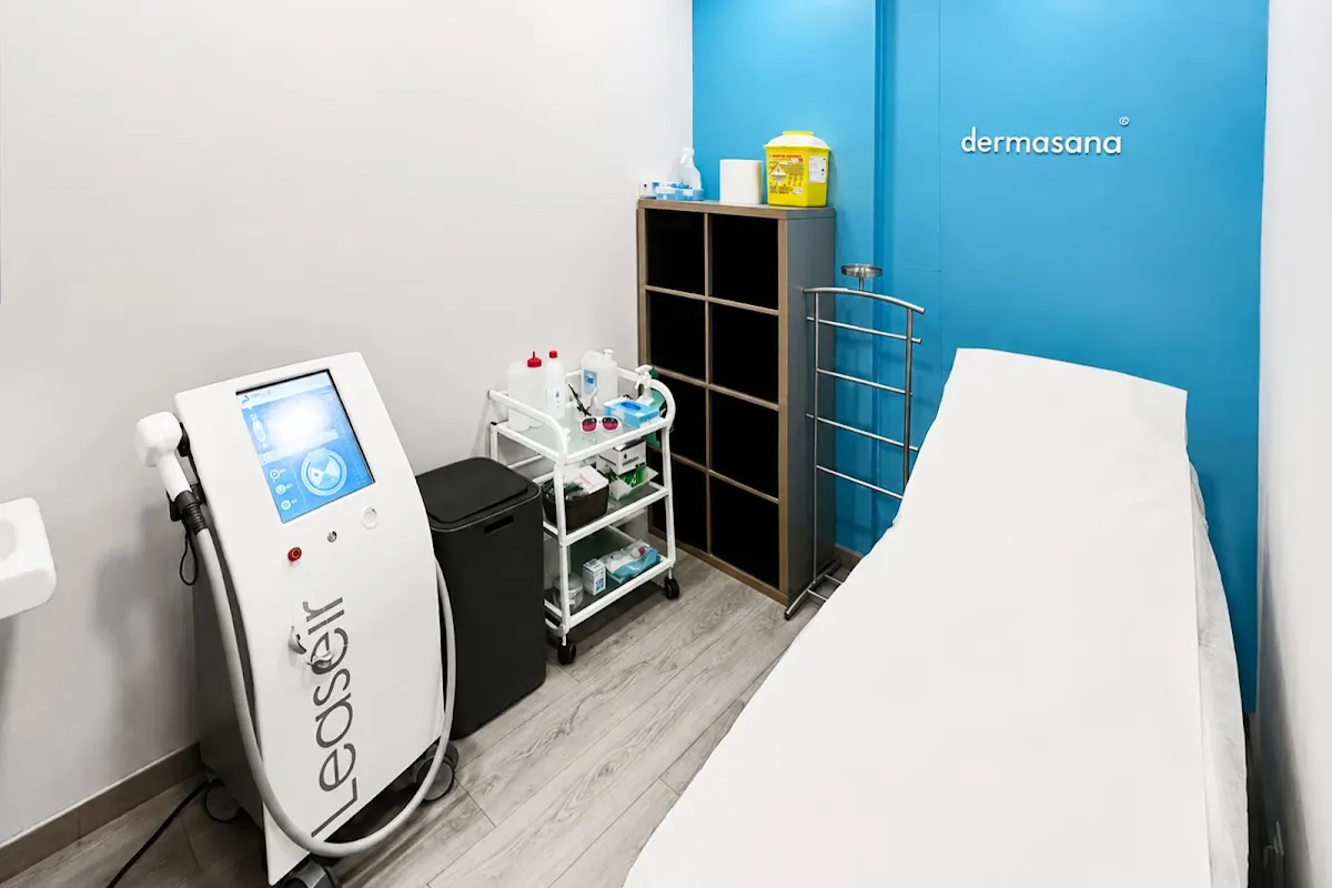 Sala de tratamiento de Dermasana Abadiño con equipo de depilación láser.