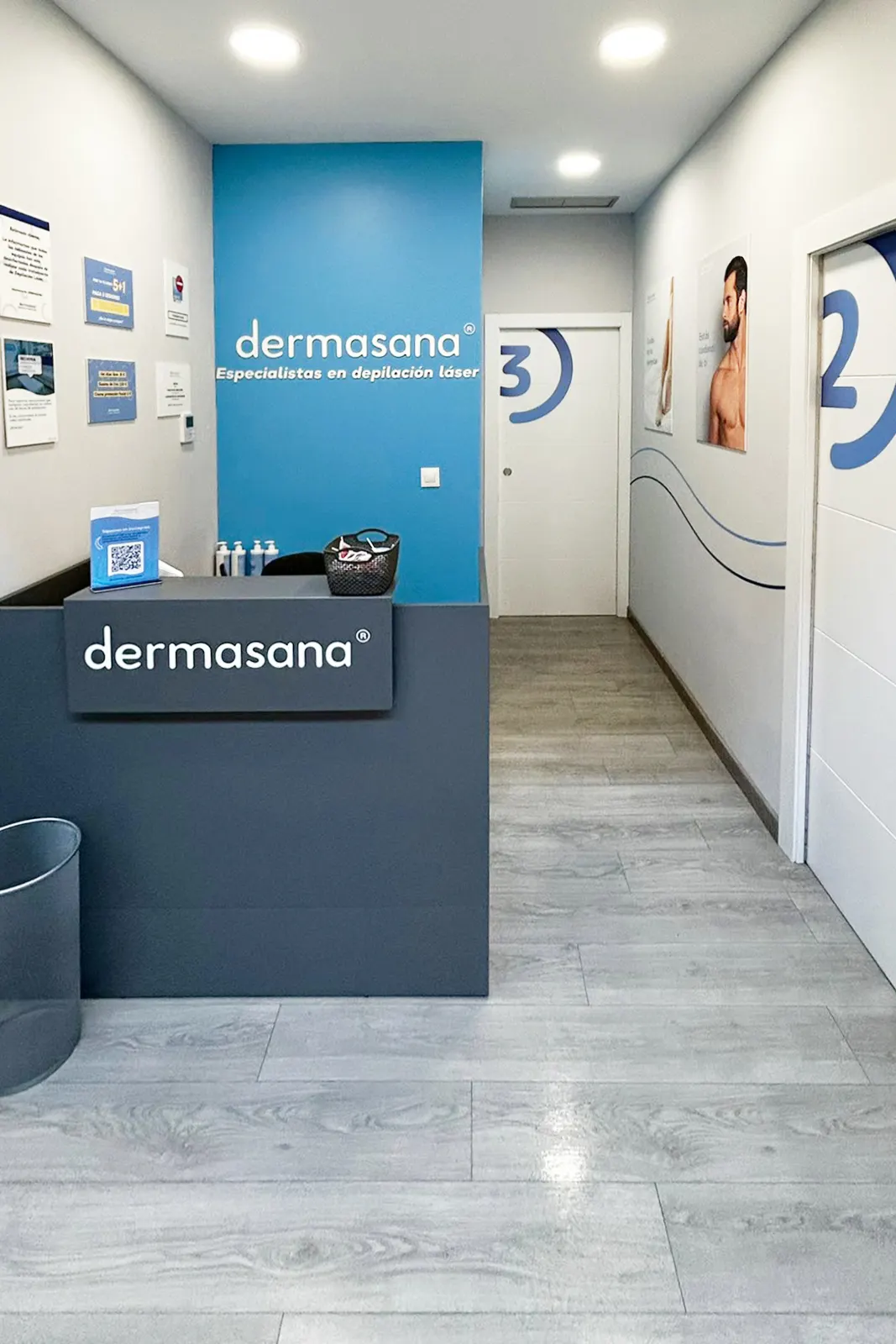 Recepción y pasillo de las salas de Dermasana Abadiño.