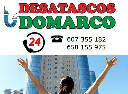 Cartel de Desatascos Domarco con teléfonos de contacto e indicación de servicio 24 horas.