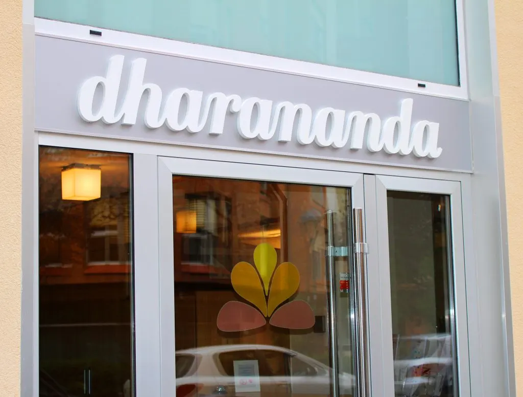 Fachada de Dharananda Yoga Durango con el nombre del centro sobre la entrada