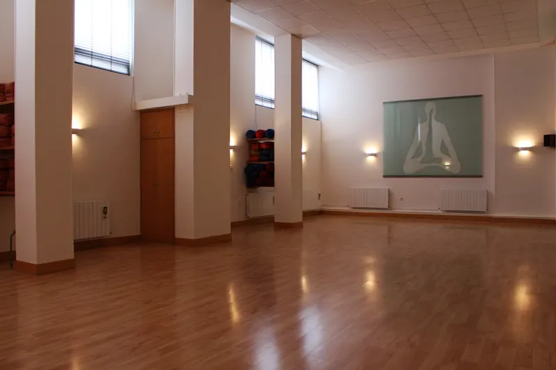 Sala amplia de Dharananda Yoga Durango preparada para actividades