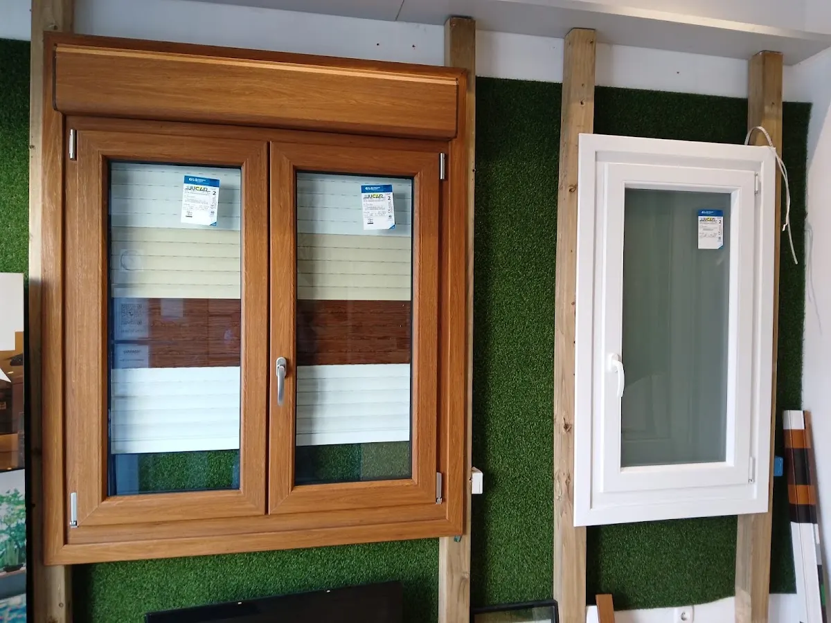 Ventanas de PVC y aluminio expuestas en Dicoven