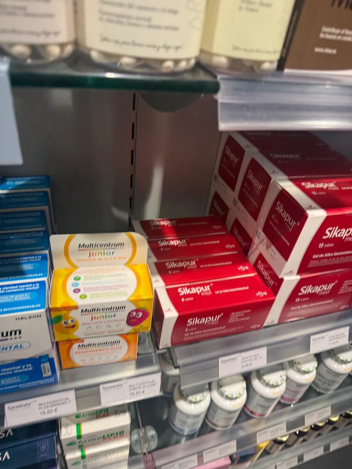 Estantería con productos de farmacia en Diego Sarasqueta Lacasa
