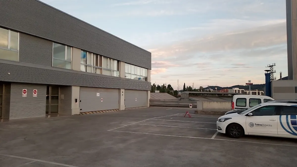 Exterior de las instalaciones de Dinamika en Durango, con vehículos estacionados frente al edificio.