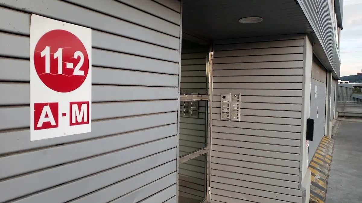 Entrada a las oficinas de Dinamika, señalizada como 11-2 A-M.