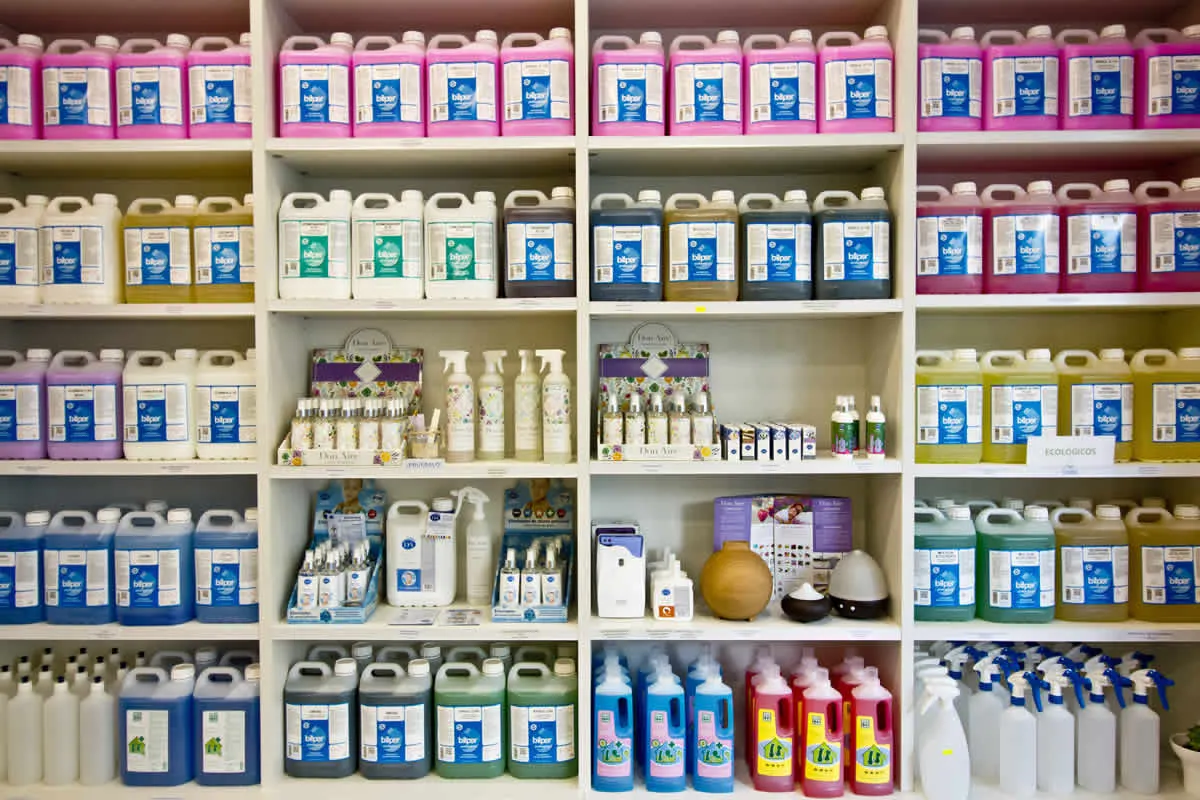Estanterías con garrafas y otros productos de limpieza en Disdira Limpiezas