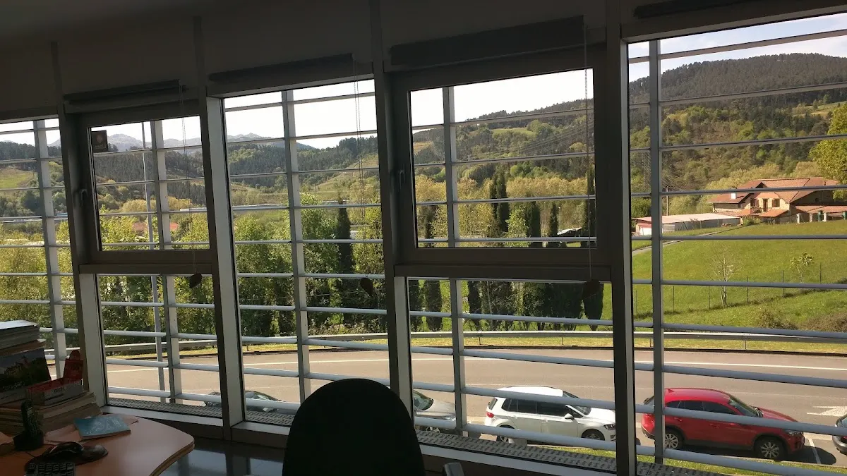 Interior de las oficinas de Diseño e Imagen OMA 3, con ventanales al exterior