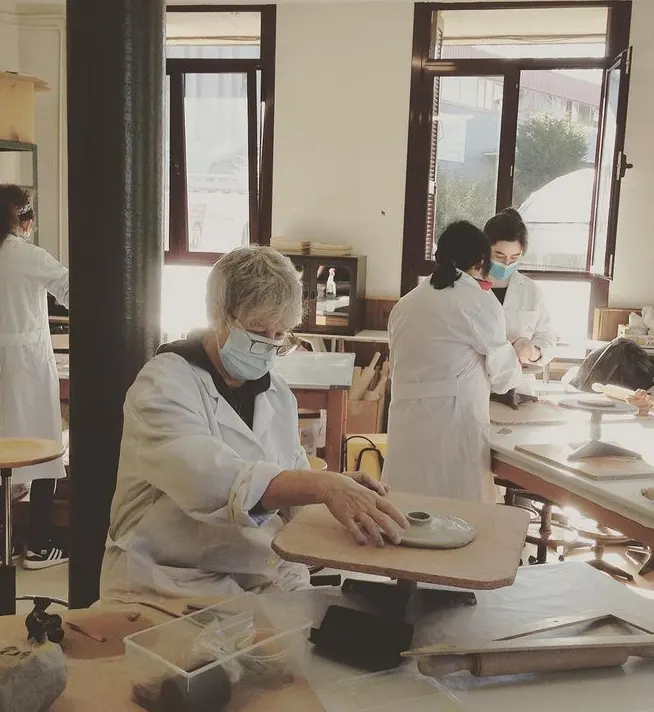 Personas trabajando con cerámica en el taller Dukerami de Durango.