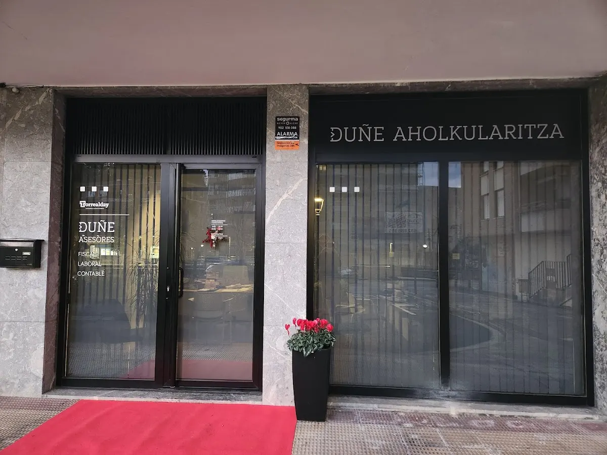 Fachada de Duñe Asesores en Berriz, con el rótulo de asesoría en la entrada.