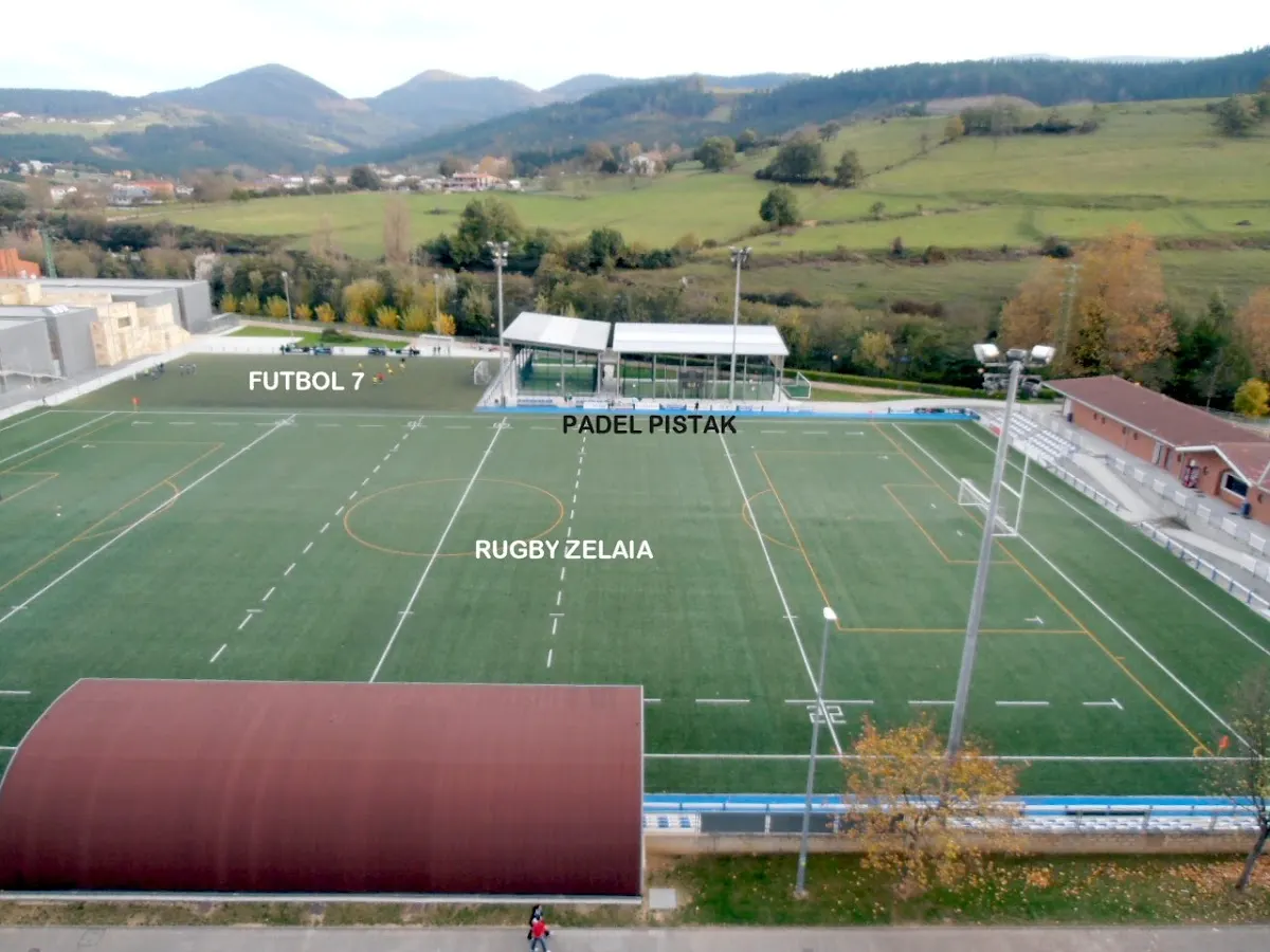 Vista de los campos de fútbol y rugby y las pistas de pádel de DURANGO KIROLAK - Arripausueta