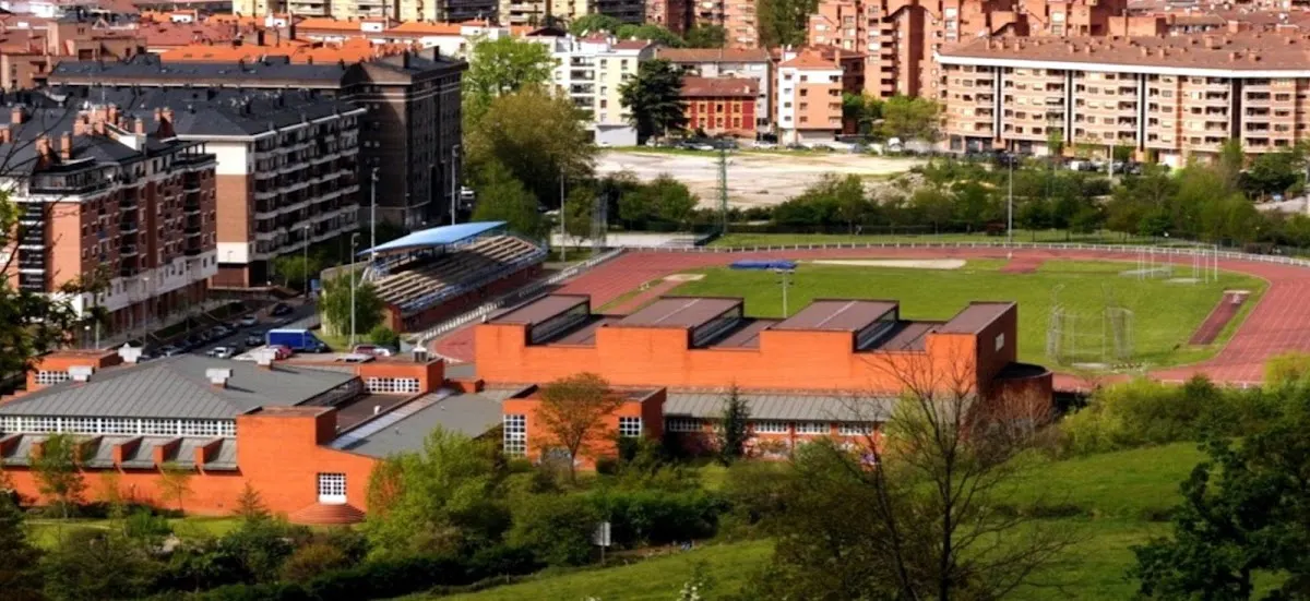 Vista exterior de las instalaciones deportivas de Durango Kirolak–Landako I en Durango.