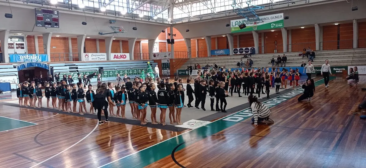 Actividad deportiva en la pista cubierta de Durango Kirolak–Landako I.