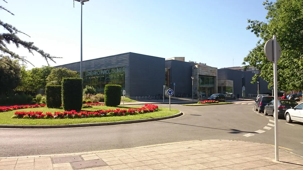 Acceso exterior al complejo deportivo DURANGO KIROLAK - Landako II, con jardines y aparcamiento