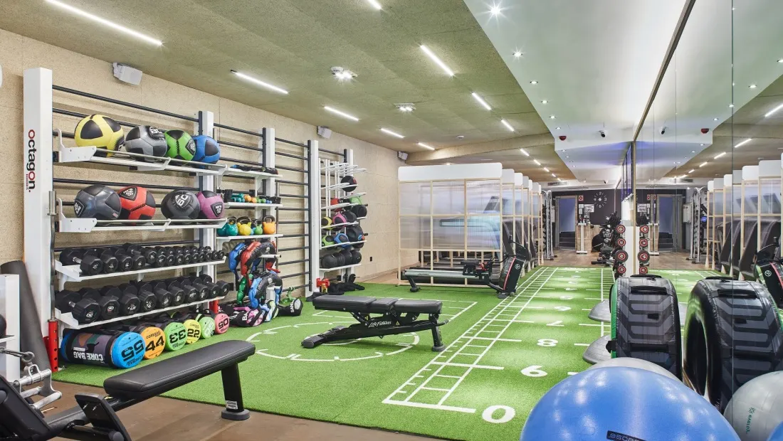 Sala de fitness de Durango Sport Club & Spa con equipamiento y zona de entrenamiento funcional.