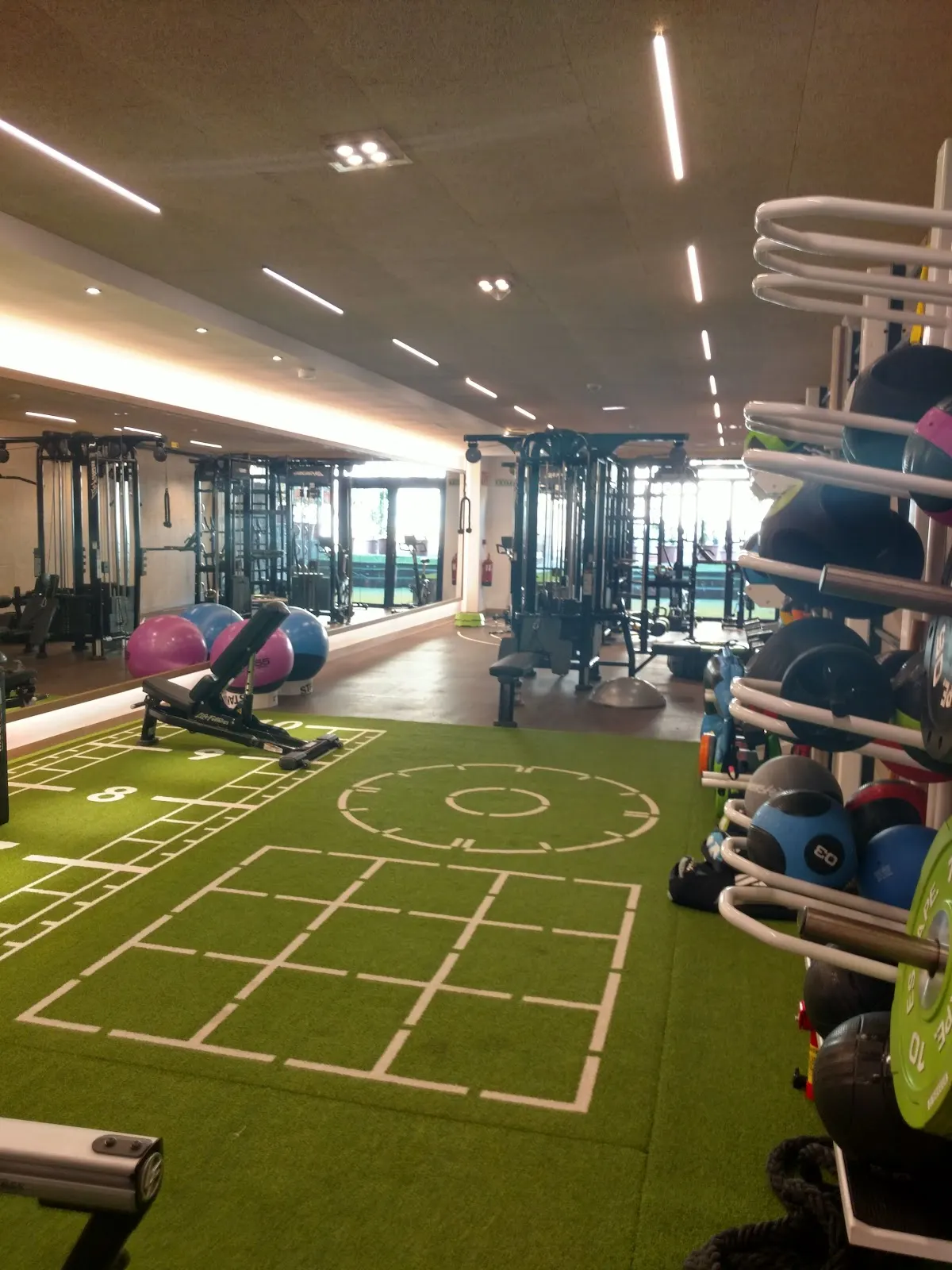 Sala de entrenamiento de Durango Sport Club & Spa con máquinas, colchonetas y material deportivo.