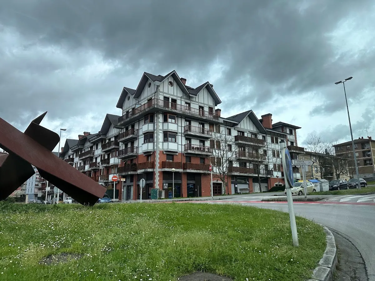 Vista del edificio de viviendas y la escultura abstracta desde la rotonda de Durango.