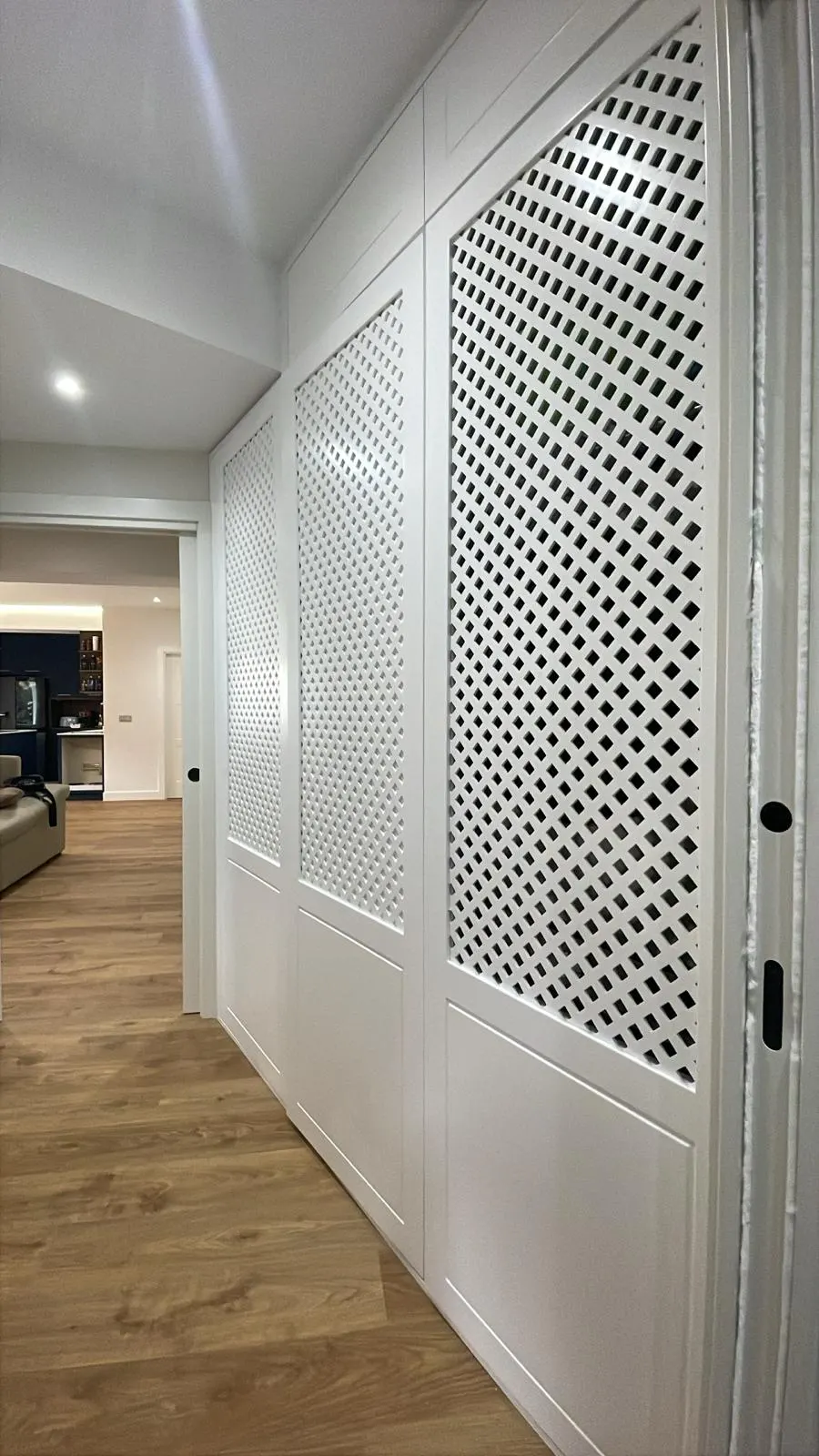 Armario empotrado blanco con puertas correderas de diseño calado
