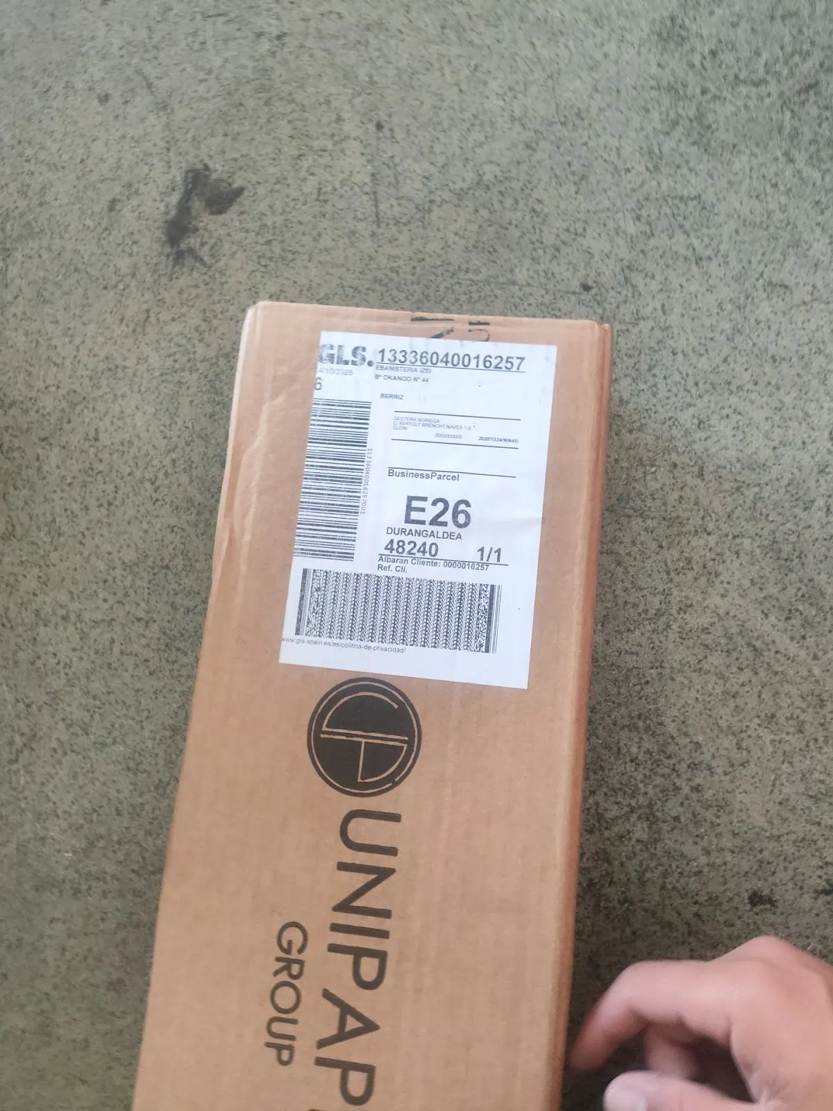 Caja de material de carpintería de la marca UNIPAP sobre el suelo.