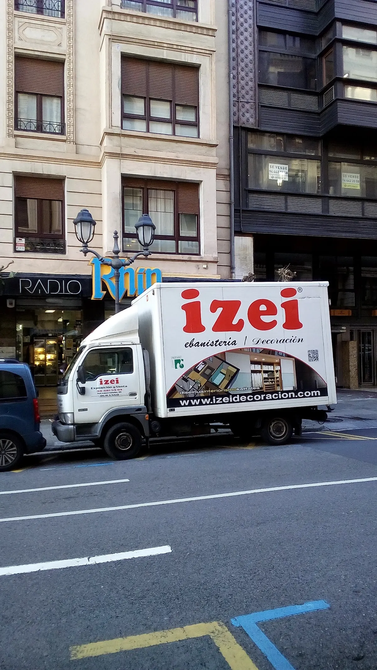 Camión de Ebanistería Izei aparcado frente a un establecimiento en Durango.