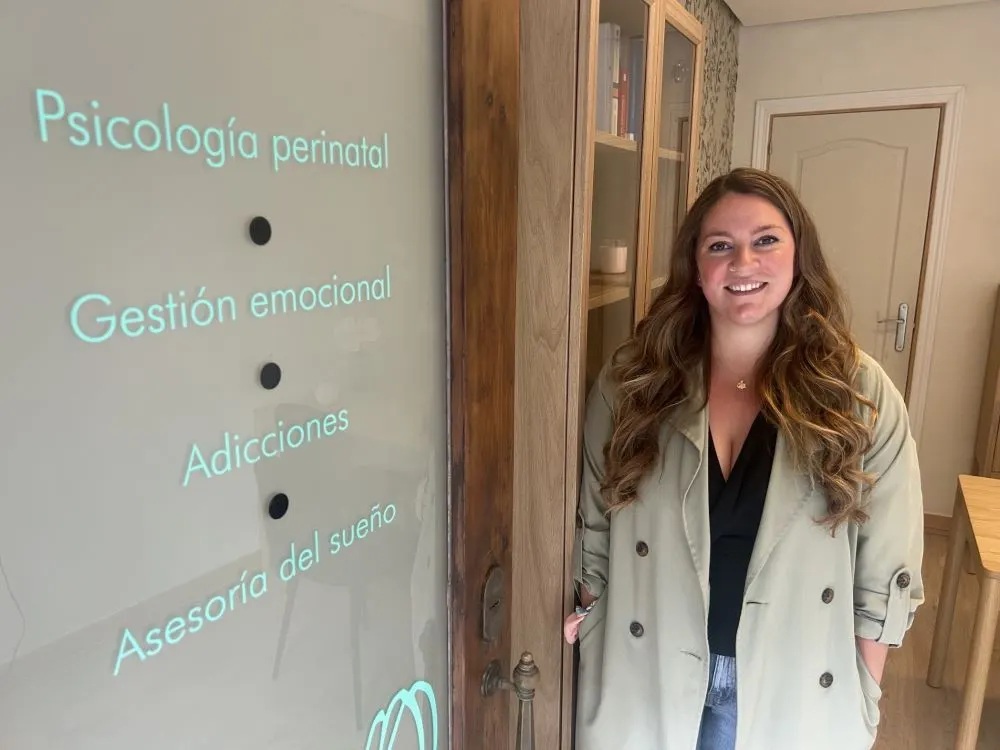 Edurne Tercero en la entrada de su consulta de psicología