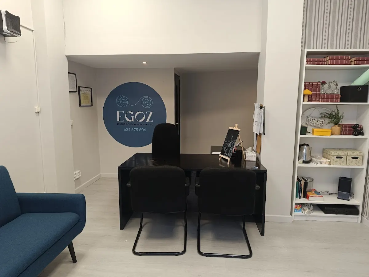 Recepción y zona de atención de EGOZ, con el logotipo en la pared
