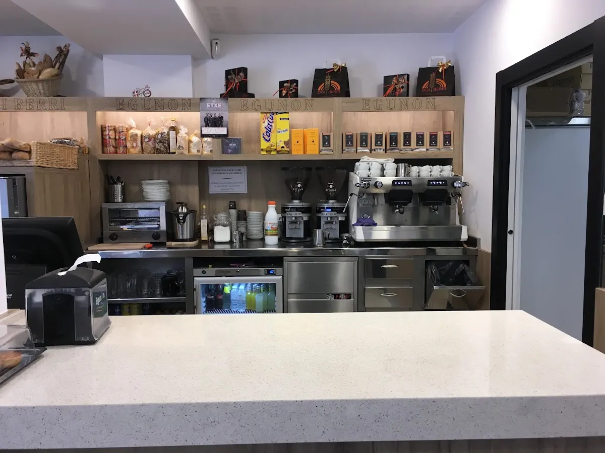 Mostrador y máquina de café de EgunOn Ogiberri Kafetegia