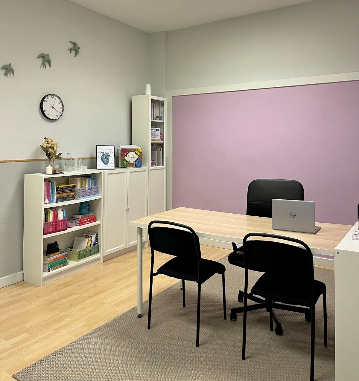 Sala de atención de Eileke Centro de Psicología con mesa y sillas.