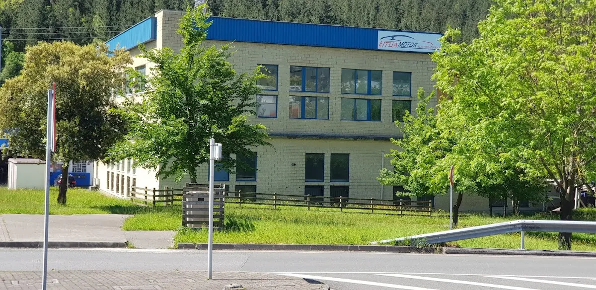 Fachada del edificio de Eitua Motor, rodeado de árboles.