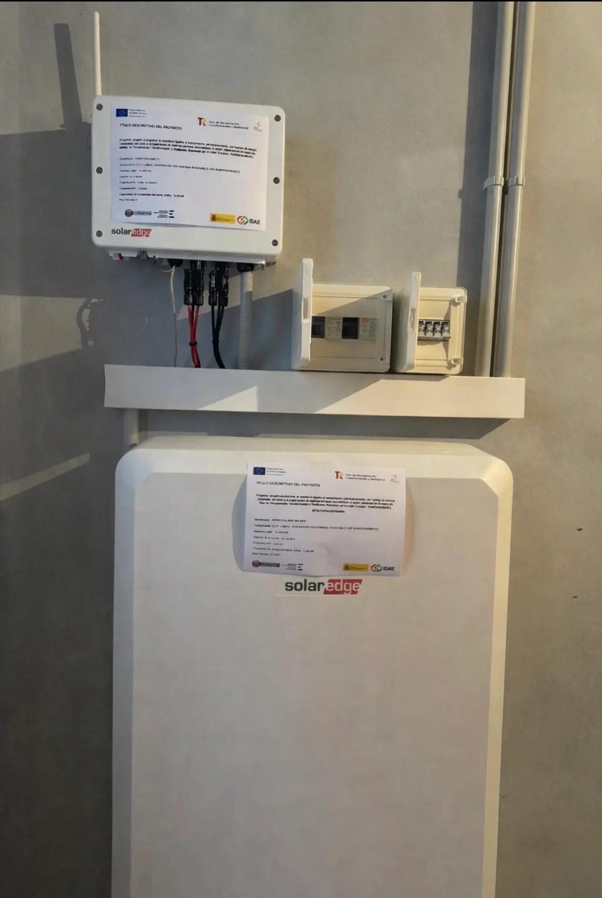 Equipo de almacenamiento y control de una instalación solar de Ekidom Energías Renovables.