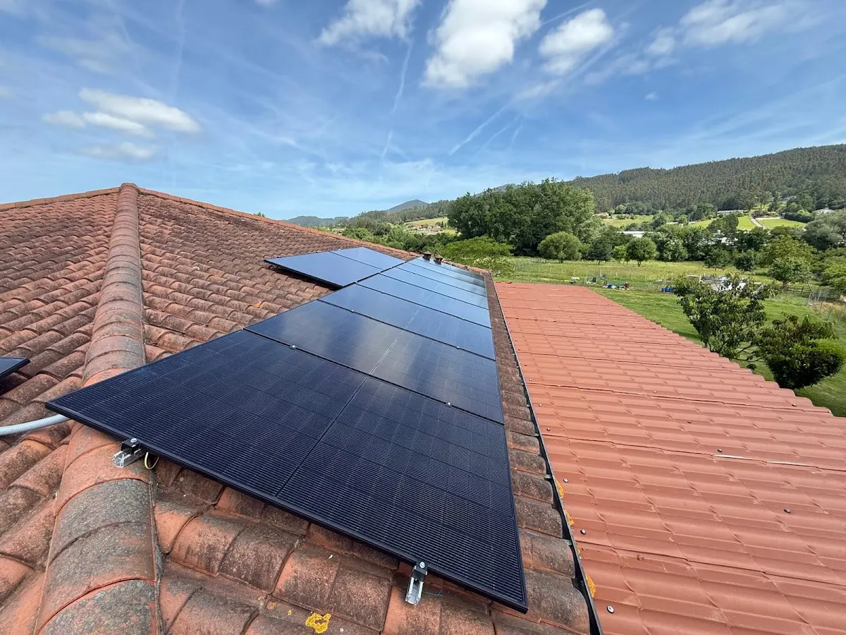 Paneles fotovoltaicos instalados sobre el tejado de una vivienda.