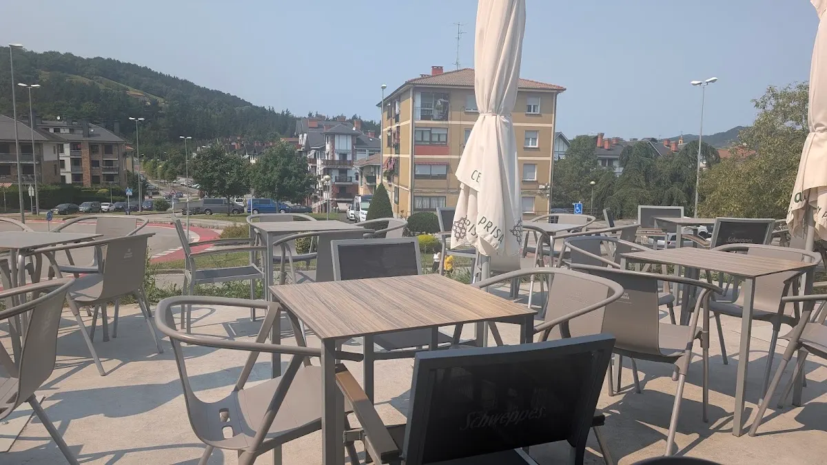 Terraza exterior de El Korner de Durango con mesas y sillas.