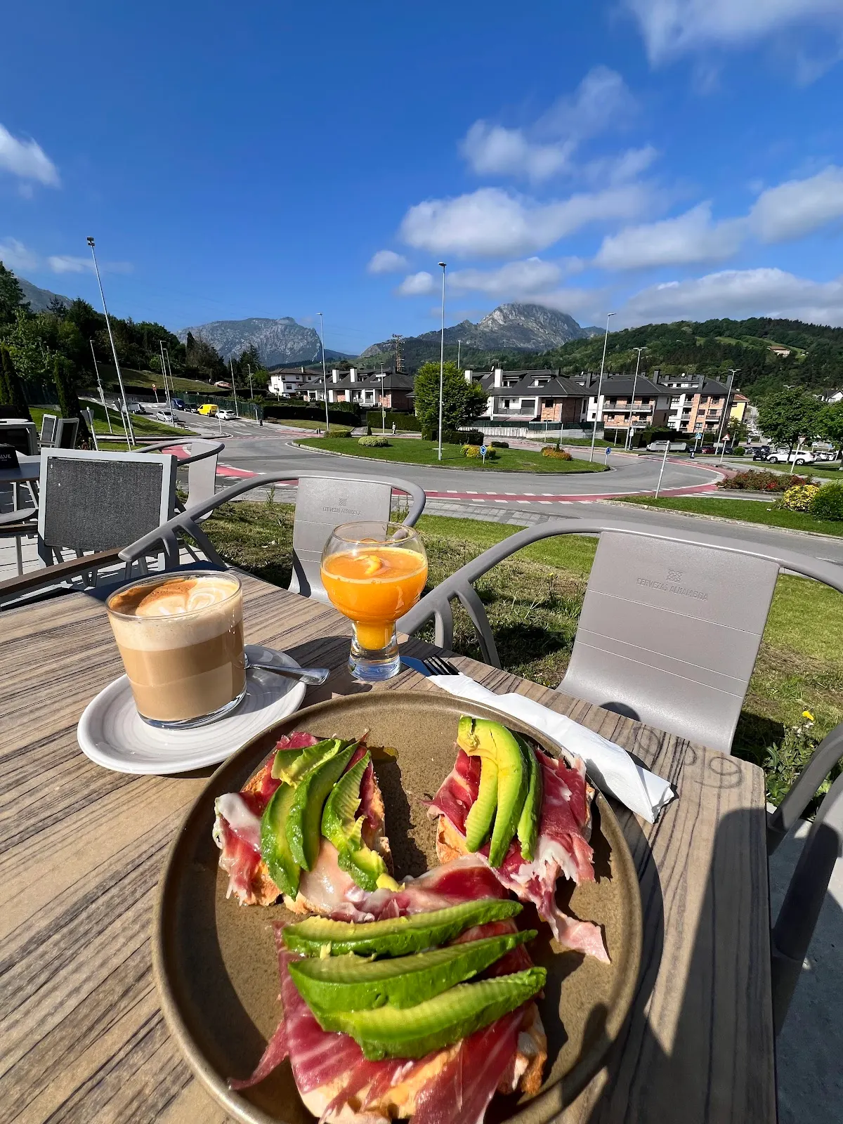 Plato con aguacate y bebidas en la terraza de El Korner de Durango.