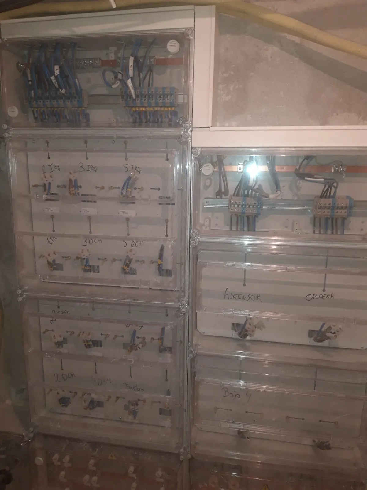 Cuadros e instalación eléctrica en el interior de un edificio
