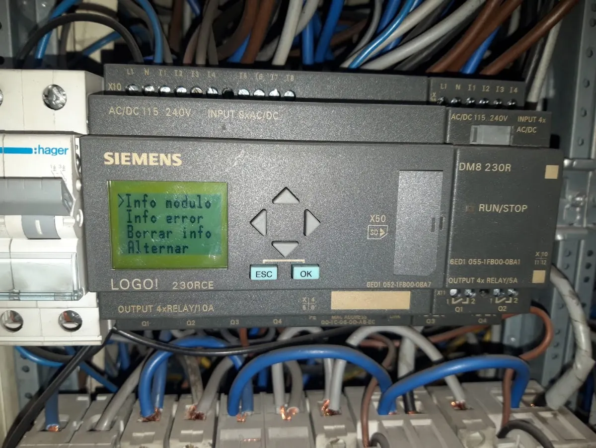 Equipo de control eléctrico Siemens instalado en un cuadro