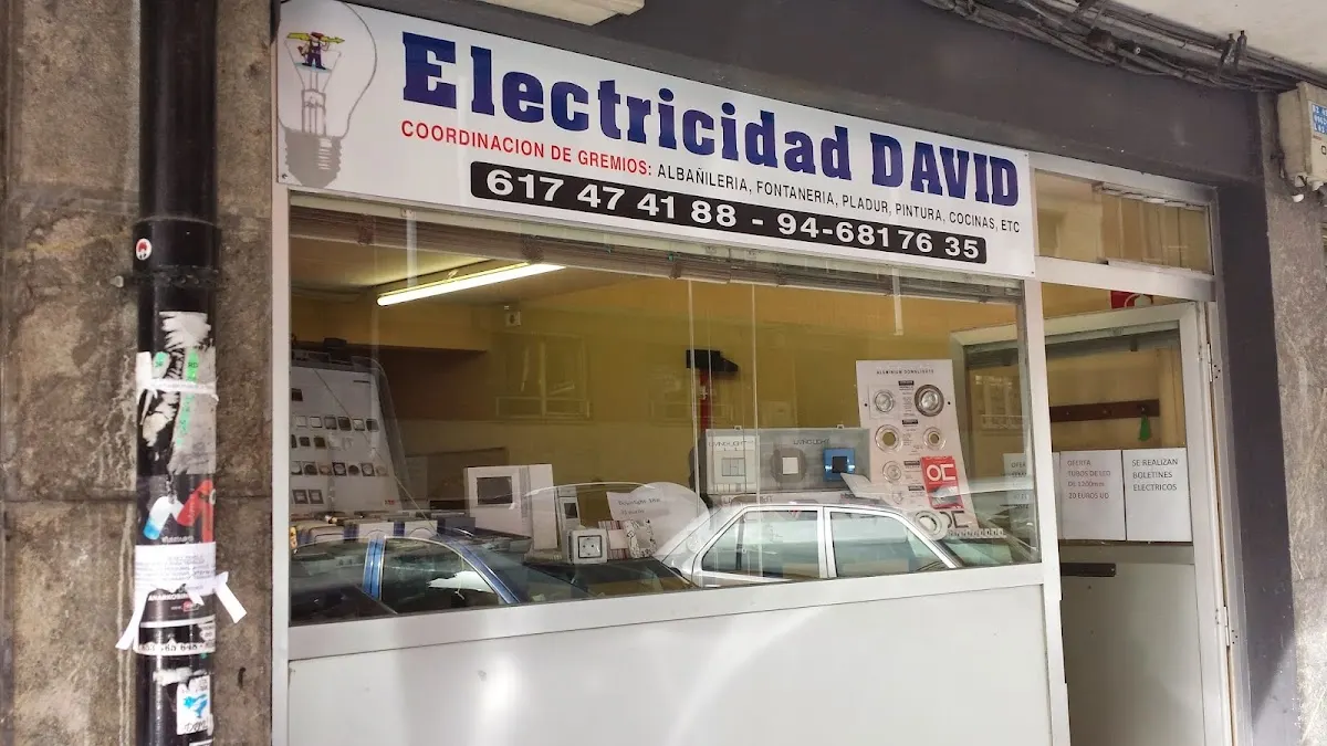 Fachada del local de ELECTRICIDAD David, con el rótulo del negocio y el escaparate.