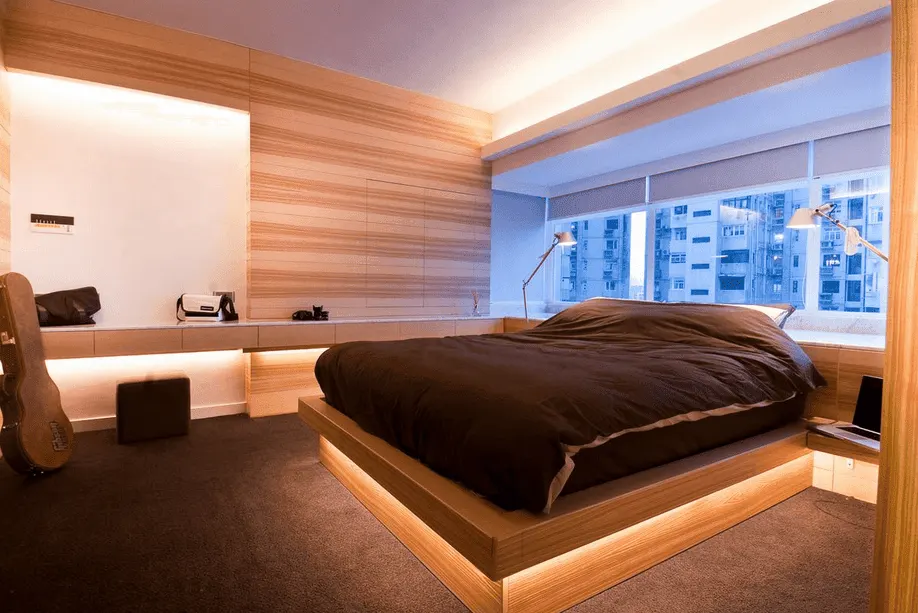 Dormitorio con cama elevada de madera e iluminación indirecta, imagen asociada a Electricidad Durango