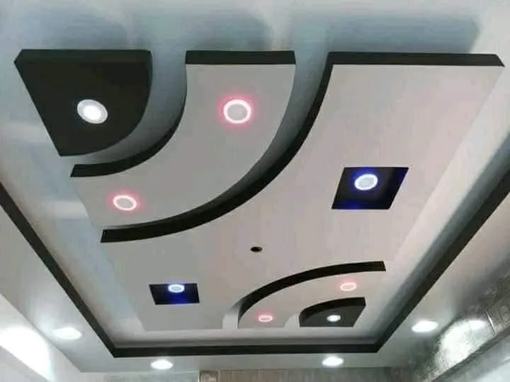 Techo con iluminación empotrada y formas decorativas