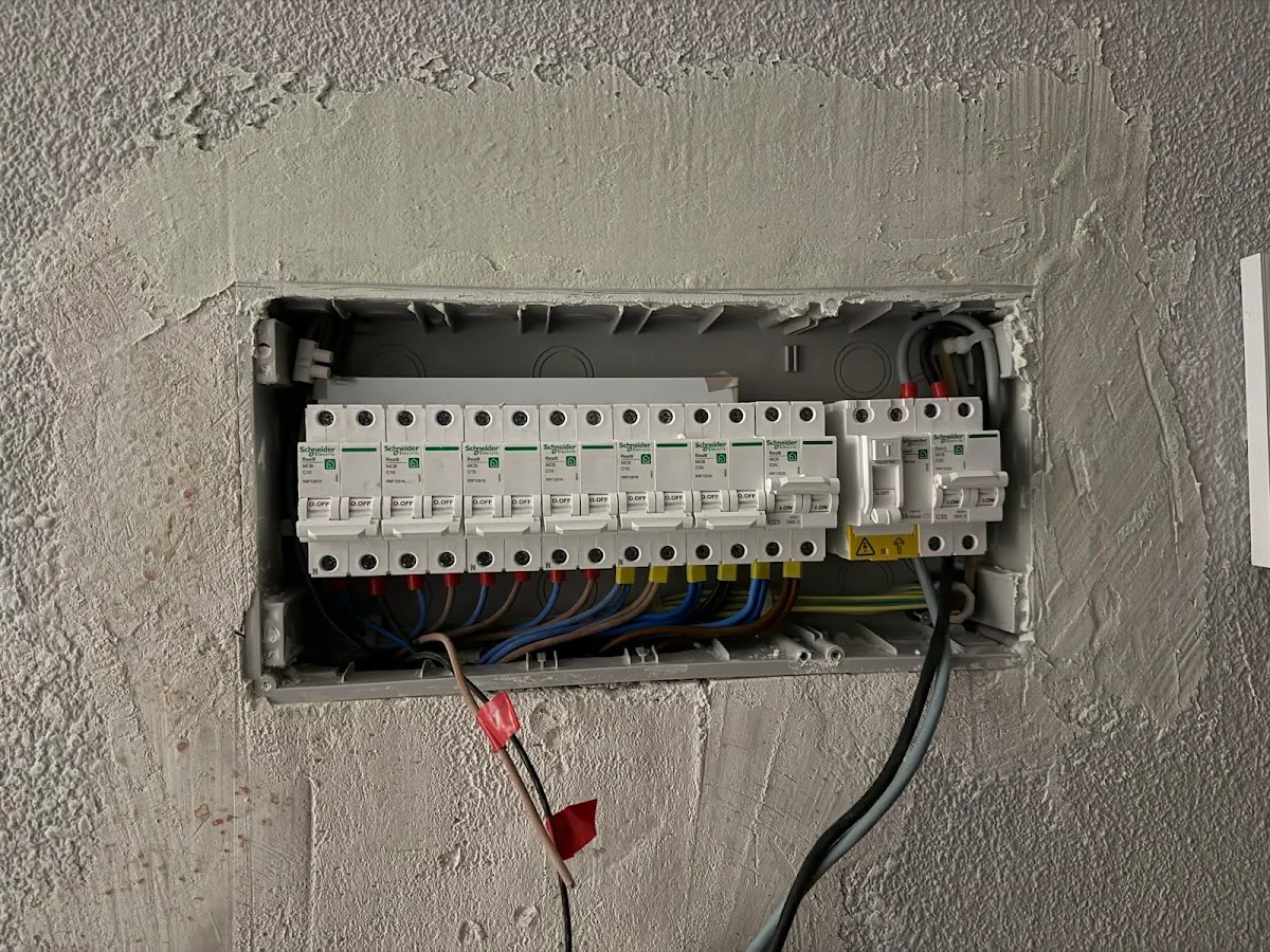 Cuadro eléctrico empotrado con varios interruptores automáticos
