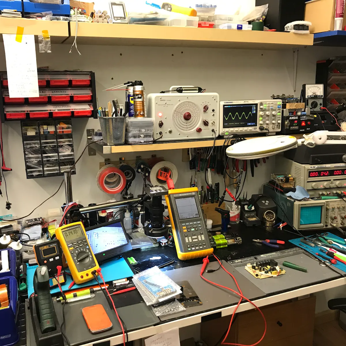 Instrumentos y herramientas en el taller de reparación de ELECTRO-SERV.