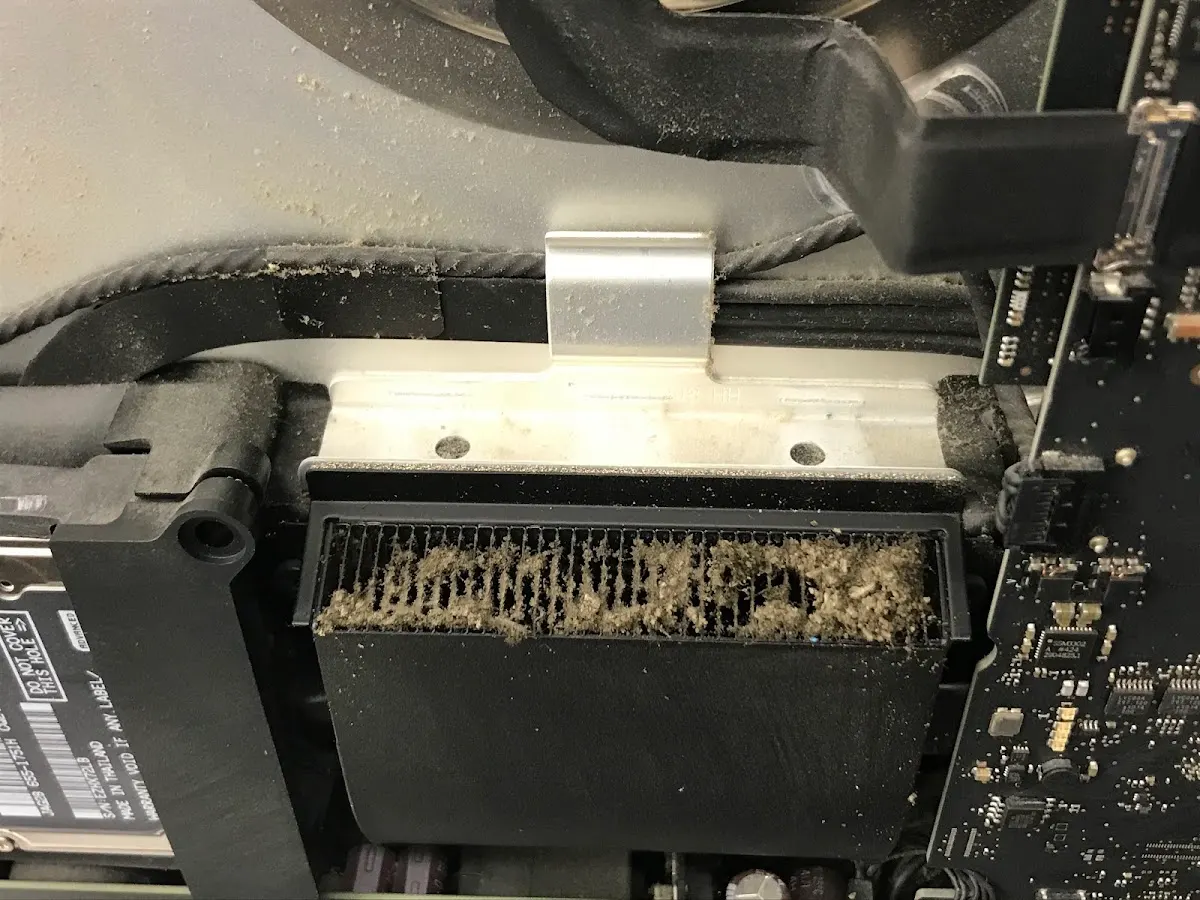 Detalle de un componente electrónico con suciedad acumulada.
