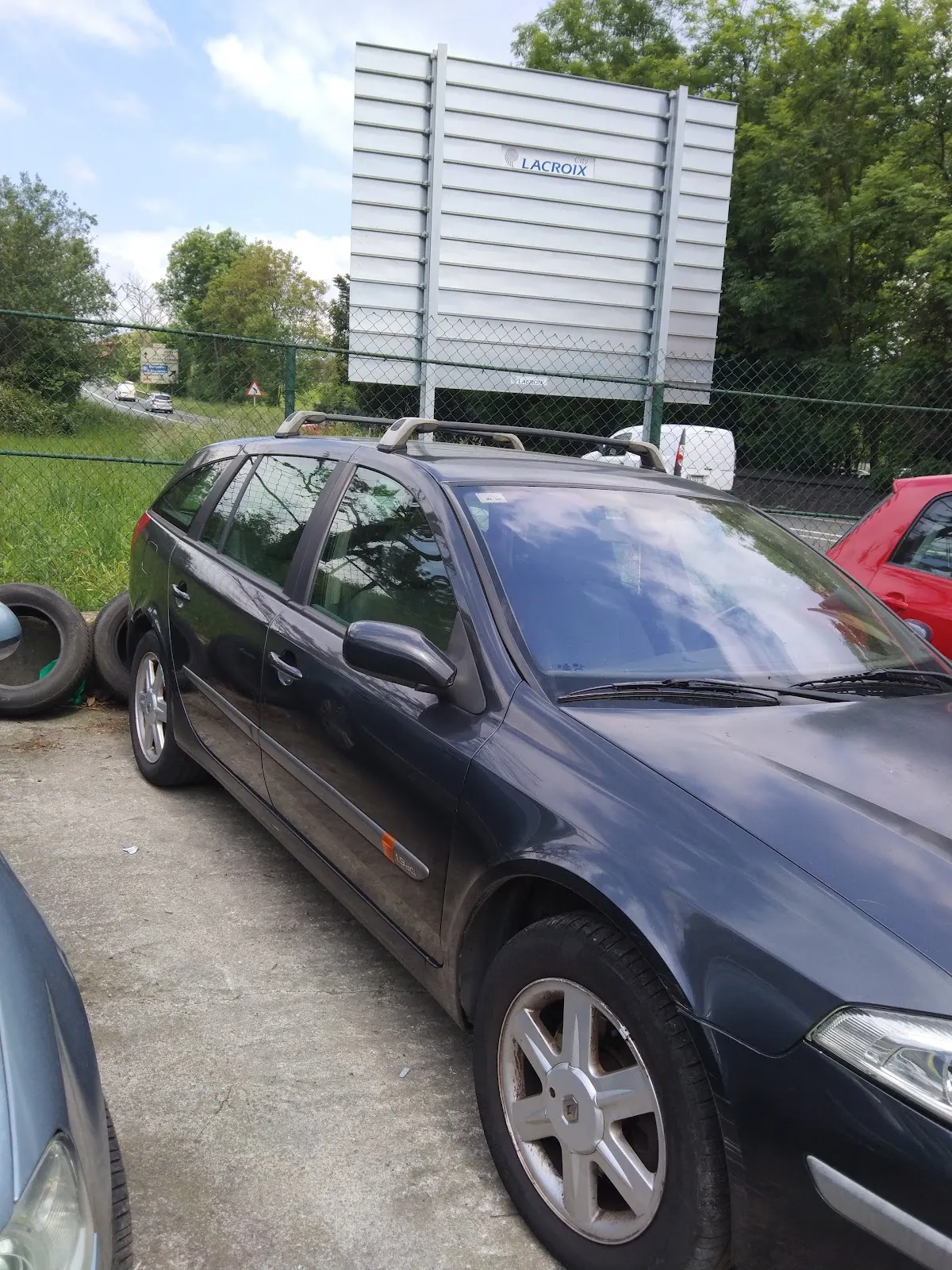 Coche estacionado en las instalaciones de Electromecánica Ibarguren